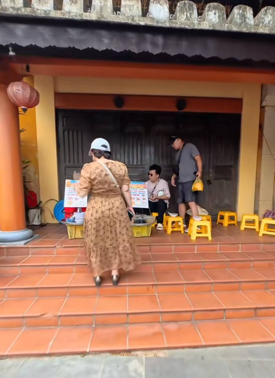 Chị g&aacute;i b&aacute;n t&agrave;u hũ ở Hội An n&oacute;i được tận 5 thứ tiếng, kh&aacute;ch quốc tế đứng nghe m&atilde;i kh&ocirc;ng rời- Ảnh 8.