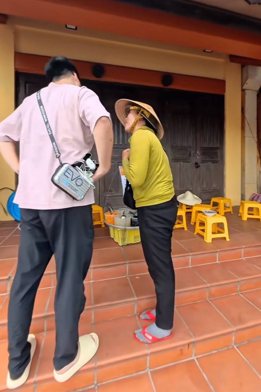 Chị g&aacute;i b&aacute;n t&agrave;u hũ ở Hội An n&oacute;i được tận 5 thứ tiếng, kh&aacute;ch quốc tế đứng nghe m&atilde;i kh&ocirc;ng rời- Ảnh 7.