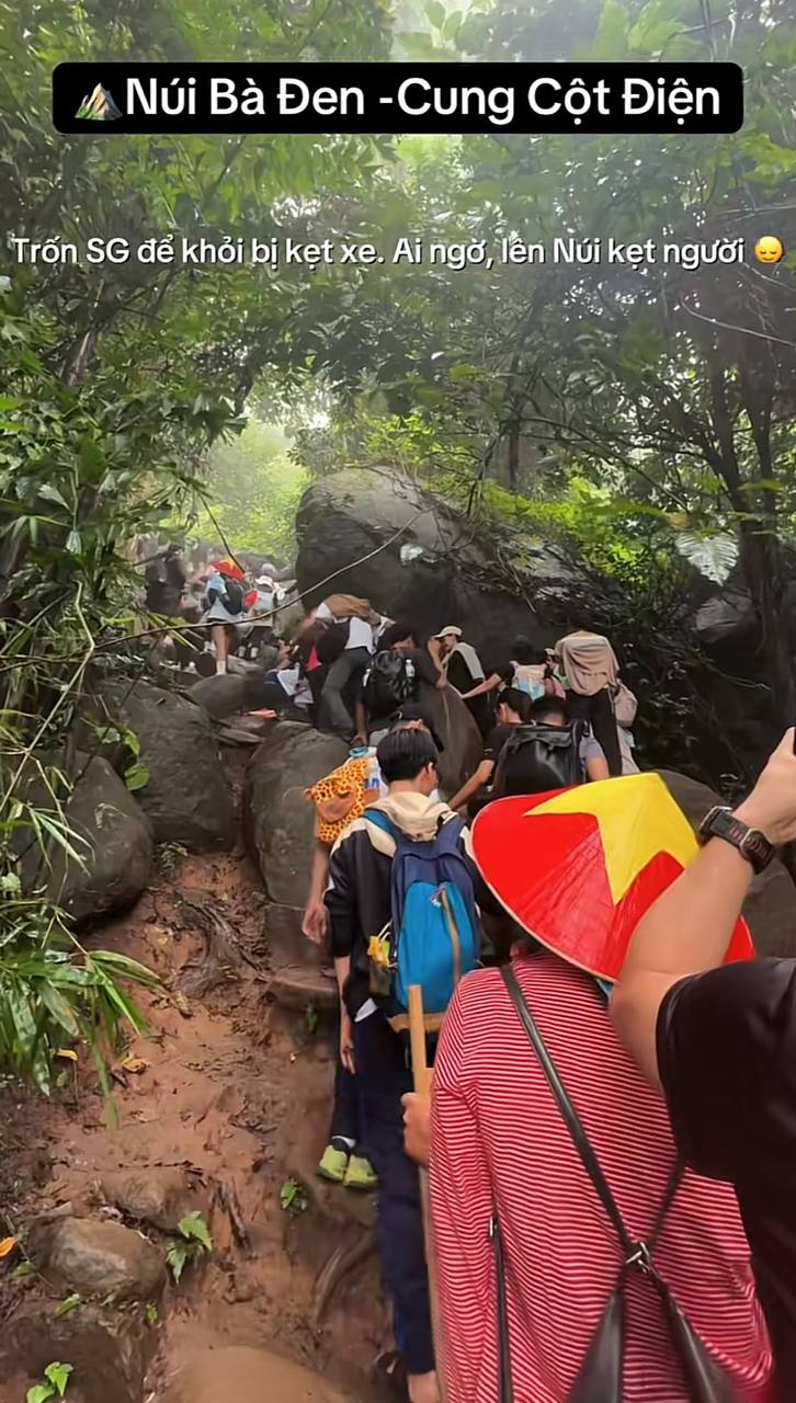 &ldquo;Kẹt đường&rdquo; giữa n&uacute;i B&agrave; Đen dịp 2/9: D&ograve;ng người chen k&iacute;n cung trekking, nh&iacute;ch từng bước để l&ecirc;n đỉnh - Ảnh 4.