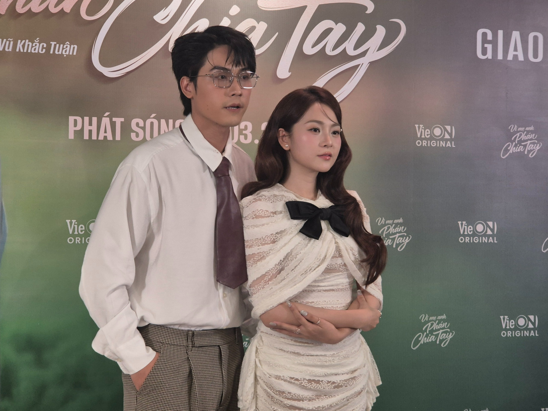 Drama bủa v&acirc;y nam thần Vbiz v&igrave; li&ecirc;n tục t&igrave;nh tứ với bạn diễn: Hết &ocirc;m ấp lại nắm tay, netizen kh&oacute; chịu v&ocirc; c&ugrave;ng- Ảnh 12.
