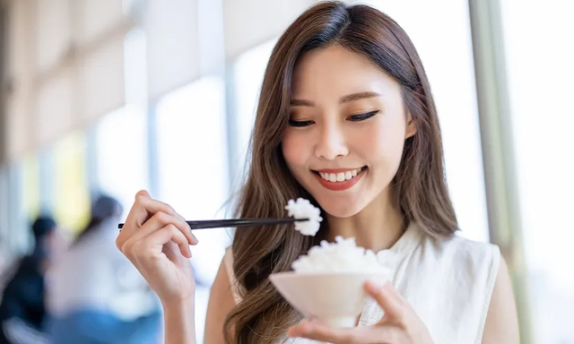 Ăn cơm thế n&agrave;o để kh&ocirc;ng dễ t&iacute;ch mỡ? B&aacute;c sĩ chỉ 3 c&aacute;ch ăn tinh bột để kiểm so&aacute;t c&acirc;n nặng- Ảnh 4.