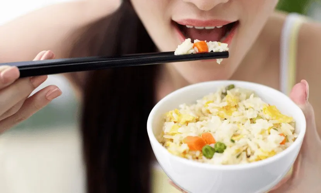 Ăn cơm thế n&agrave;o để kh&ocirc;ng dễ t&iacute;ch mỡ? B&aacute;c sĩ chỉ 3 c&aacute;ch ăn tinh bột để kiểm so&aacute;t c&acirc;n nặng- Ảnh 2.