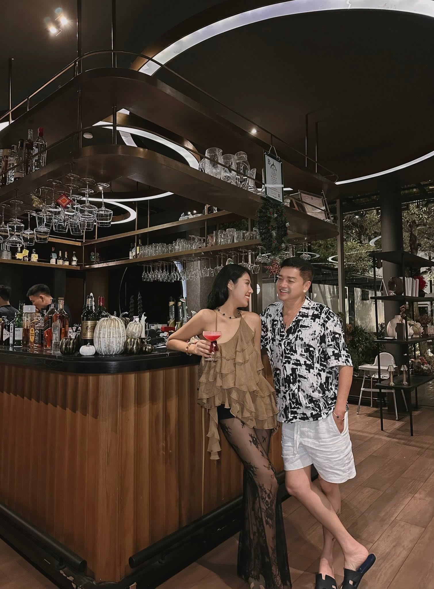 Nam nghệ sĩ cưới mẹ đơn th&acirc;n k&eacute;m 37 tuổi: X&acirc;y biệt thự 4 tầng l&agrave;m qu&agrave;, "cưng vợ như trứng mỏng"- Ảnh 1.
