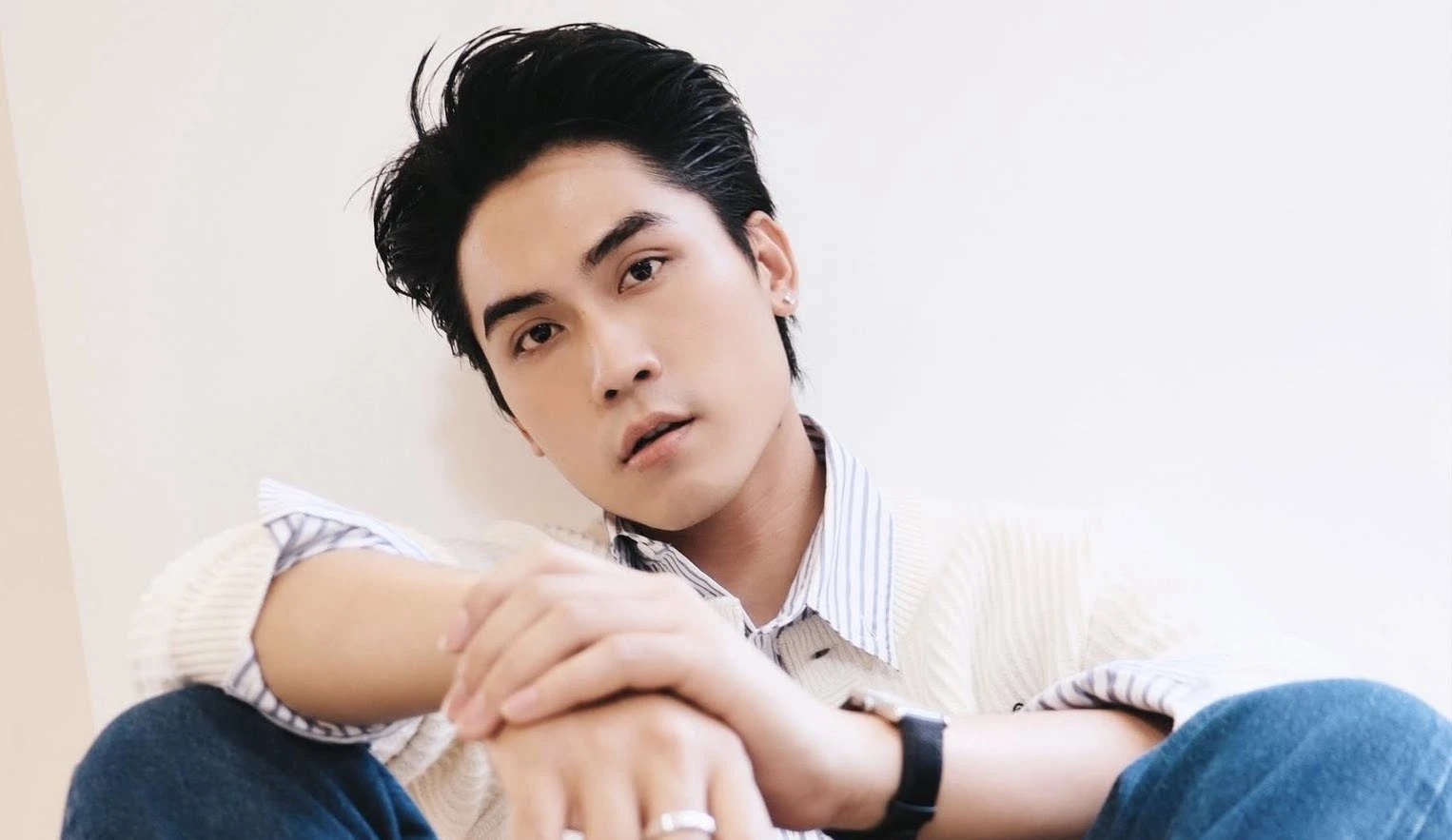 Drama bủa v&acirc;y nam thần Vbiz v&igrave; li&ecirc;n tục t&igrave;nh tứ với bạn diễn: Hết &ocirc;m ấp lại nắm tay, netizen kh&oacute; chịu v&ocirc; c&ugrave;ng- Ảnh 10.