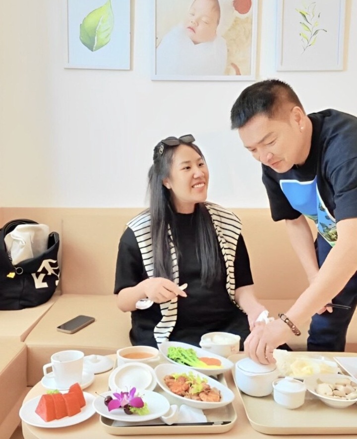 Nam nghệ sĩ cưới mẹ đơn th&acirc;n k&eacute;m 37 tuổi: X&acirc;y biệt thự 4 tầng l&agrave;m qu&agrave;, "cưng vợ như trứng mỏng"- Ảnh 5.