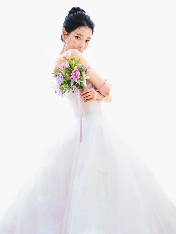 Mỹ nh&acirc;n phim giờ v&agrave;ng bất ngờ th&ocirc;ng b&aacute;o kết h&ocirc;n, tung lu&ocirc;n ảnh cưới đẹp tựa poster phim với cầu thủ hơn 2 tuổi- Ảnh 2.