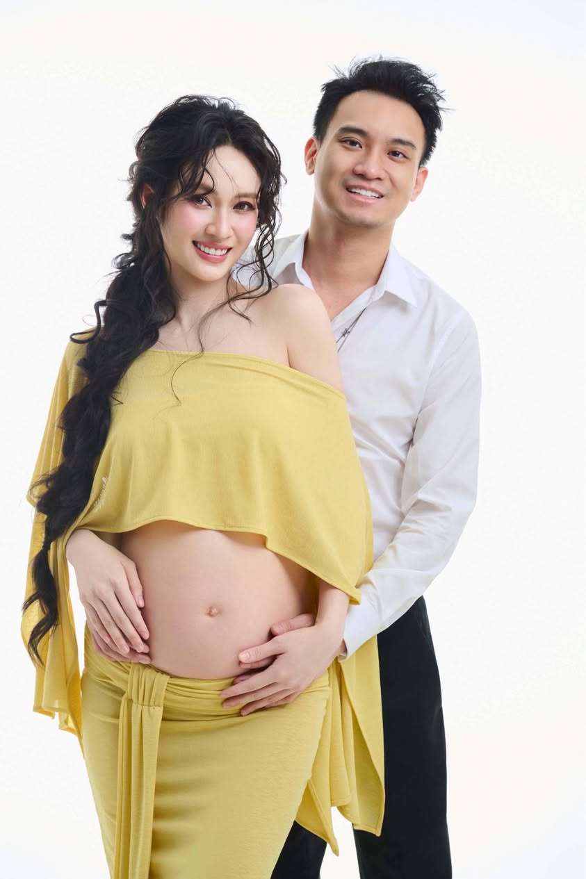Thiếu gia Đức Phạm lần đầu lộ diện hậu c&ocirc;ng khai l&ecirc;n chức, c&oacute; h&agrave;nh động cưng Vũ Thu&yacute; Quỳnh ra mặt- Ảnh 2.