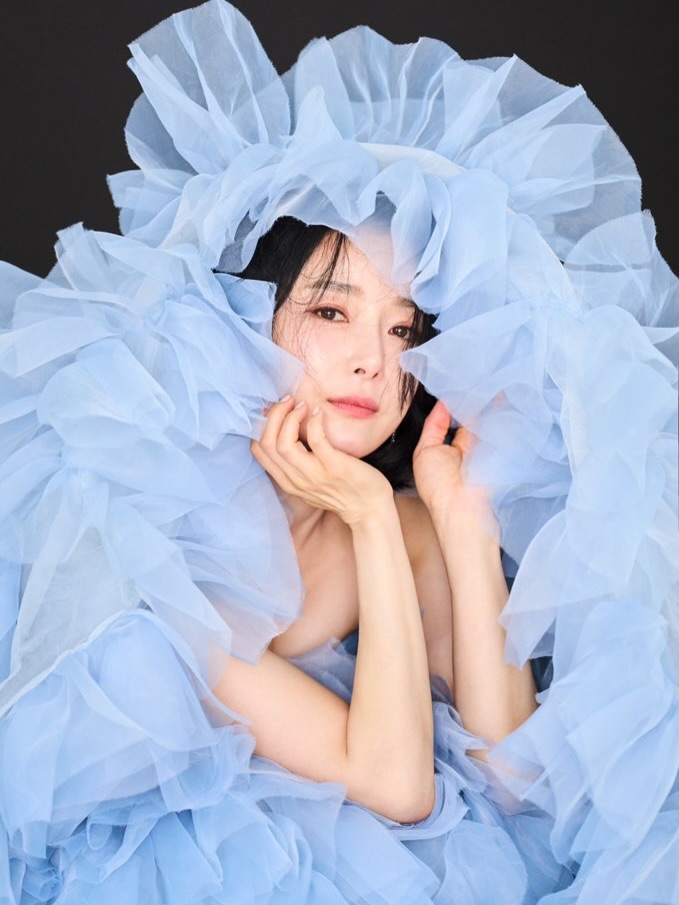 Mỹ nh&acirc;n phim giờ v&agrave;ng bất ngờ th&ocirc;ng b&aacute;o kết h&ocirc;n, tung lu&ocirc;n ảnh cưới đẹp tựa poster phim với cầu thủ hơn 2 tuổi- Ảnh 1.