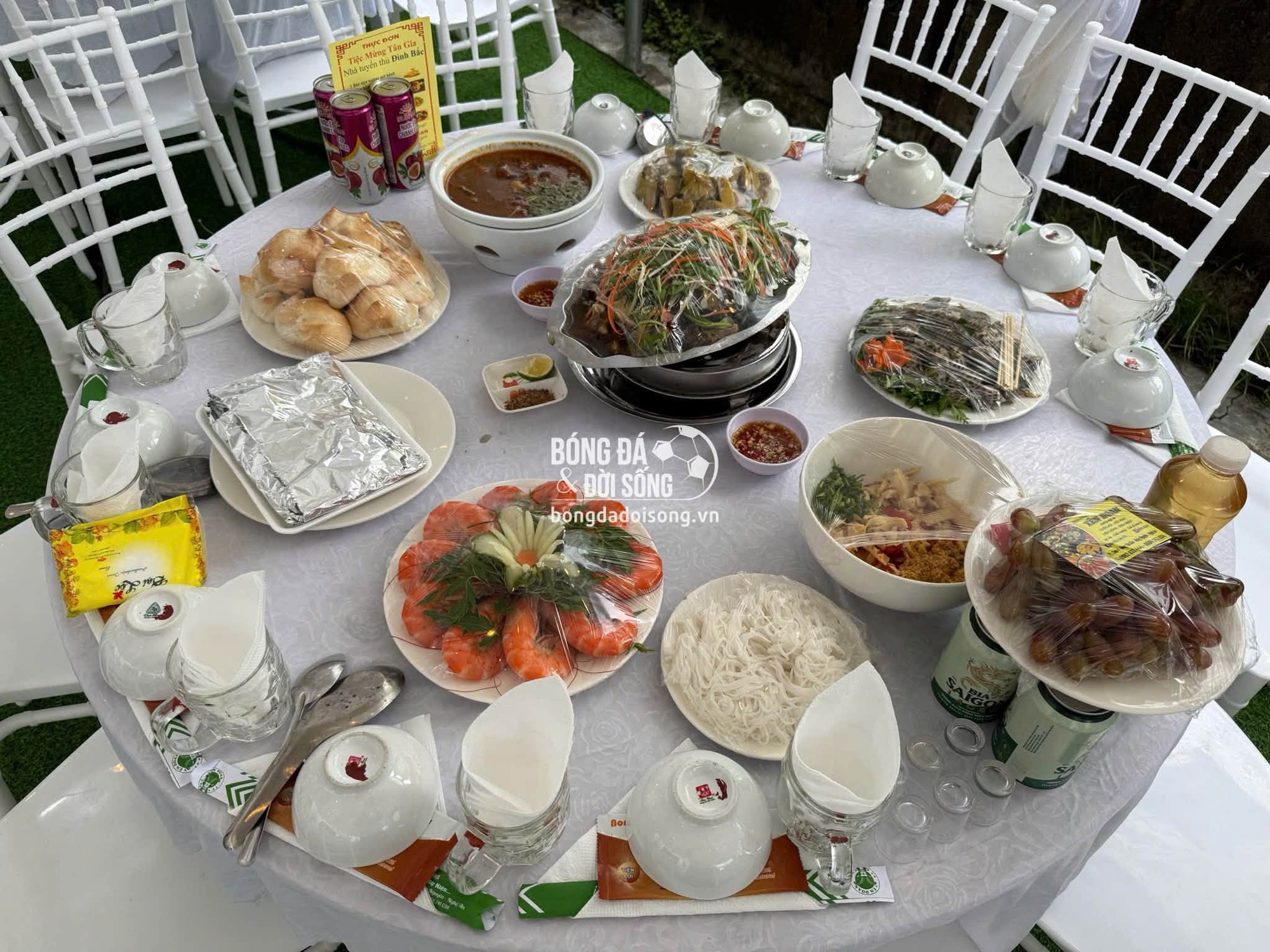 Cỗ nh&agrave; Đ&igrave;nh Bắc đ&atilde;i kh&aacute;ch ở qu&ecirc; mừng nh&agrave; mới- Ảnh 6.
