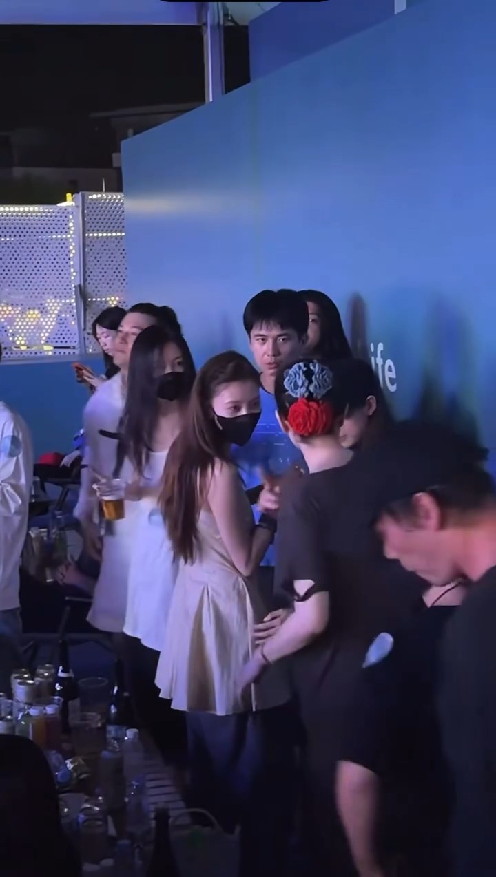 Ph&aacute;t hiện Chị Đẹp 9X v&agrave; con g&aacute;i Diva h&agrave;ng đầu showbiz hẹn h&ograve; ở đại nhạc hội- Ảnh 3.