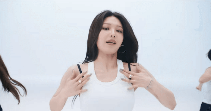 3 mỹ nh&acirc;n tung chi&ecirc;u l&agrave;m n&aacute;o loạn showbiz, &ldquo;tr&ograve; đ&ugrave;a&rdquo; đẳng cấp 20 năm chuẩn "gừng c&agrave;ng gi&agrave; c&agrave;ng cay"!- Ảnh 5.
