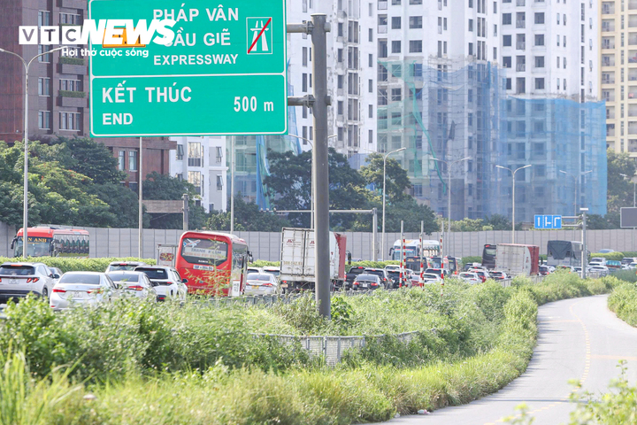 Chưa hết nghỉ lễ 2/9, cửa ng&otilde; H&agrave; Nội đ&atilde; tắc cứng, &ocirc; t&ocirc; xếp h&agrave;ng d&agrave;i tr&ecirc;n cao tốc- Ảnh 9.