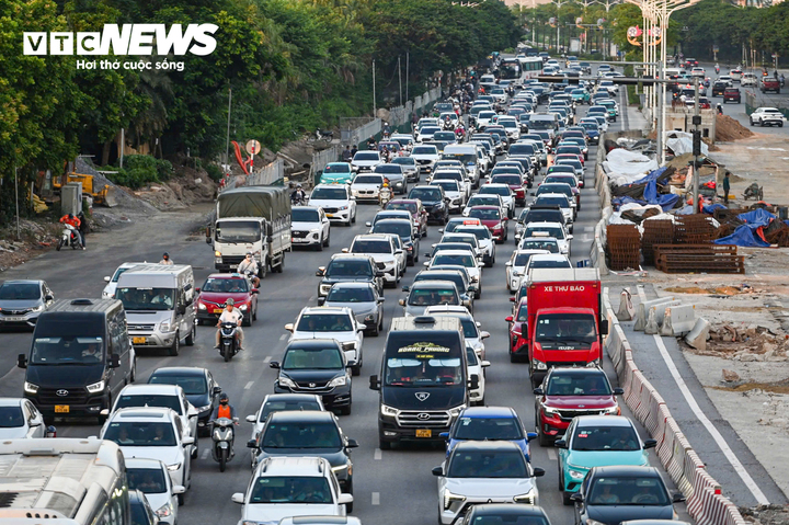 Chưa hết nghỉ lễ 2/9, cửa ng&otilde; H&agrave; Nội đ&atilde; tắc cứng, &ocirc; t&ocirc; xếp h&agrave;ng d&agrave;i tr&ecirc;n cao tốc- Ảnh 3.
