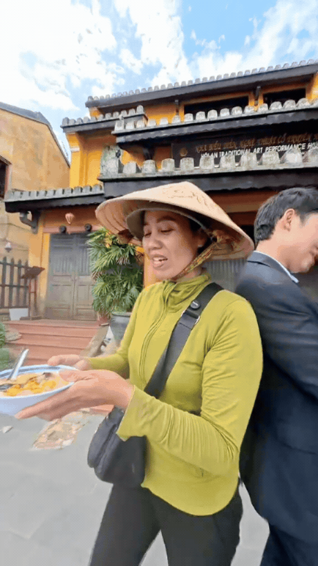 Chị g&aacute;i b&aacute;n t&agrave;u hũ ở Hội An n&oacute;i được tận 5 thứ tiếng, kh&aacute;ch quốc tế đứng nghe m&atilde;i kh&ocirc;ng rời- Ảnh 2.