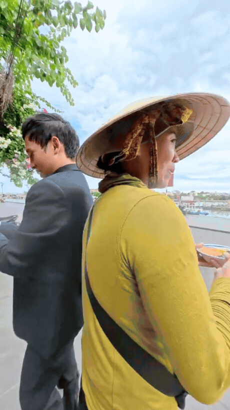 Chị g&aacute;i b&aacute;n t&agrave;u hũ ở Hội An n&oacute;i được tận 5 thứ tiếng, kh&aacute;ch quốc tế đứng nghe m&atilde;i kh&ocirc;ng rời- Ảnh 3.
