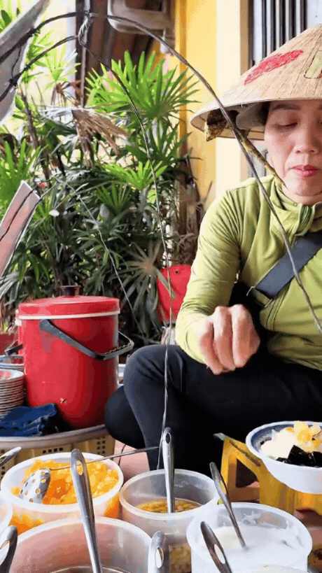 Chị g&aacute;i b&aacute;n t&agrave;u hũ ở Hội An n&oacute;i được tận 5 thứ tiếng, kh&aacute;ch quốc tế đứng nghe m&atilde;i kh&ocirc;ng rời- Ảnh 4.