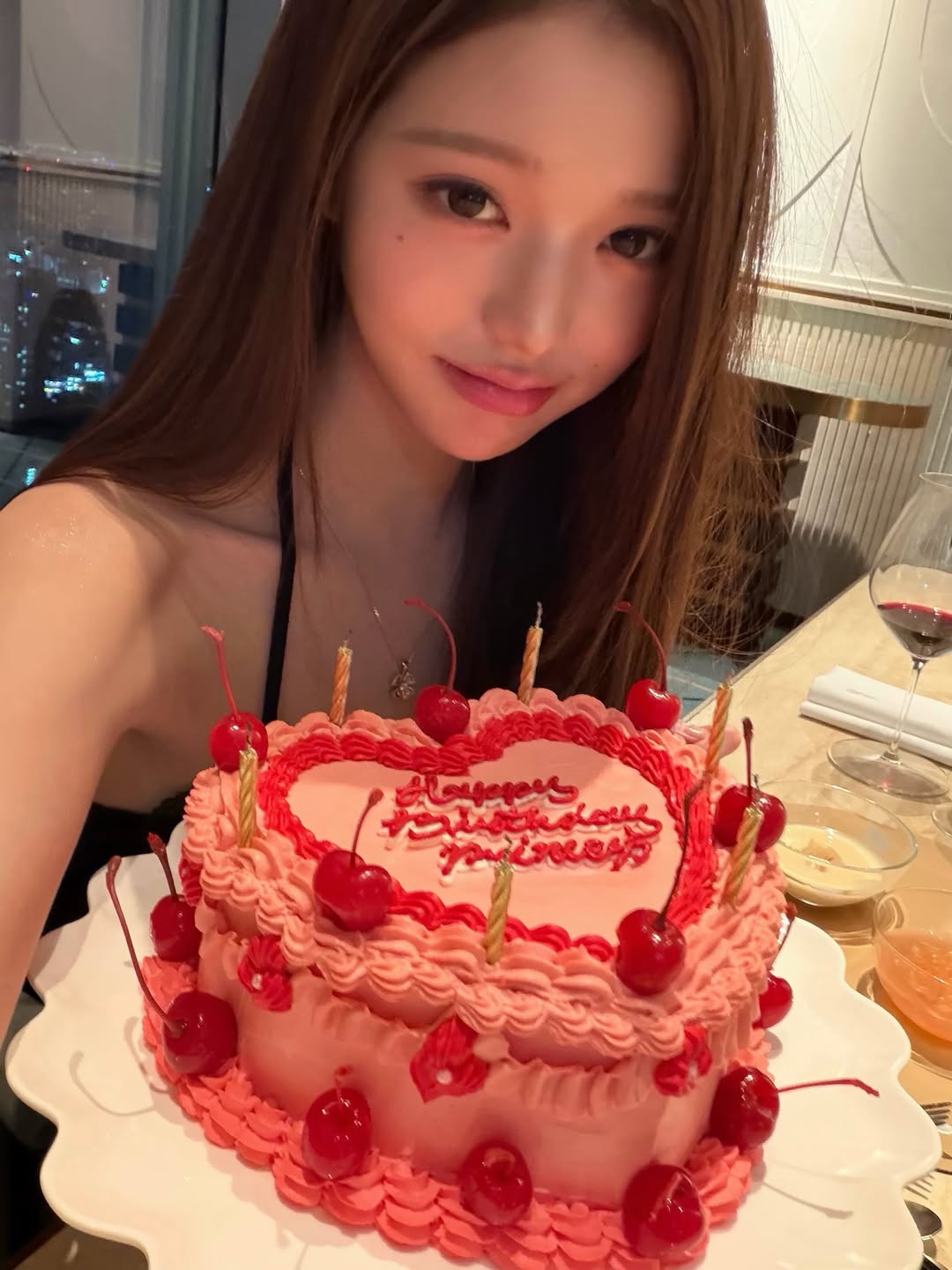 Jang Won Young mừng sinh nhật 22 tuổi qu&aacute; ho&agrave;nh tr&aacute;ng: Bảo sao l&agrave; "c&ocirc;ng ch&uacute;a Kpop"!- Ảnh 2.