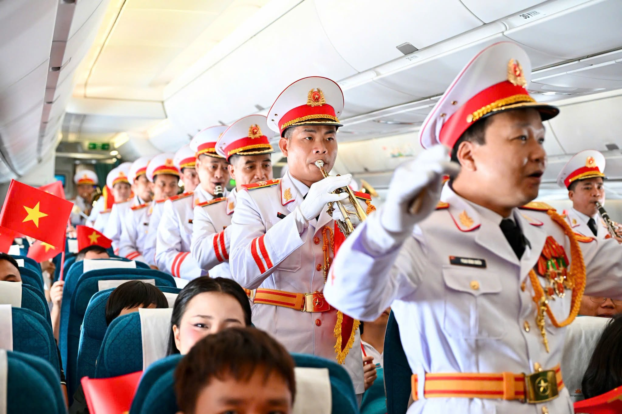 S&aacute;ng nay - 1/9, một m&aacute;y bay của Vietnam Airlines thực hiện nhiệm vụ đặc biệt  - Ảnh 3.