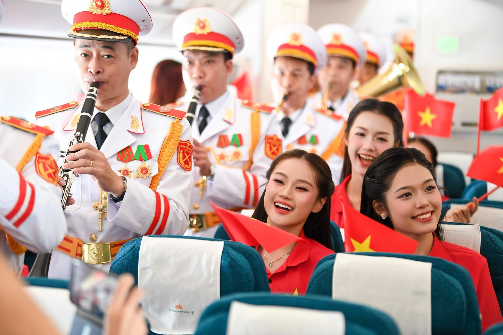 S&aacute;ng nay - 1/9, một m&aacute;y bay của Vietnam Airlines thực hiện nhiệm vụ đặc biệt  - Ảnh 4.