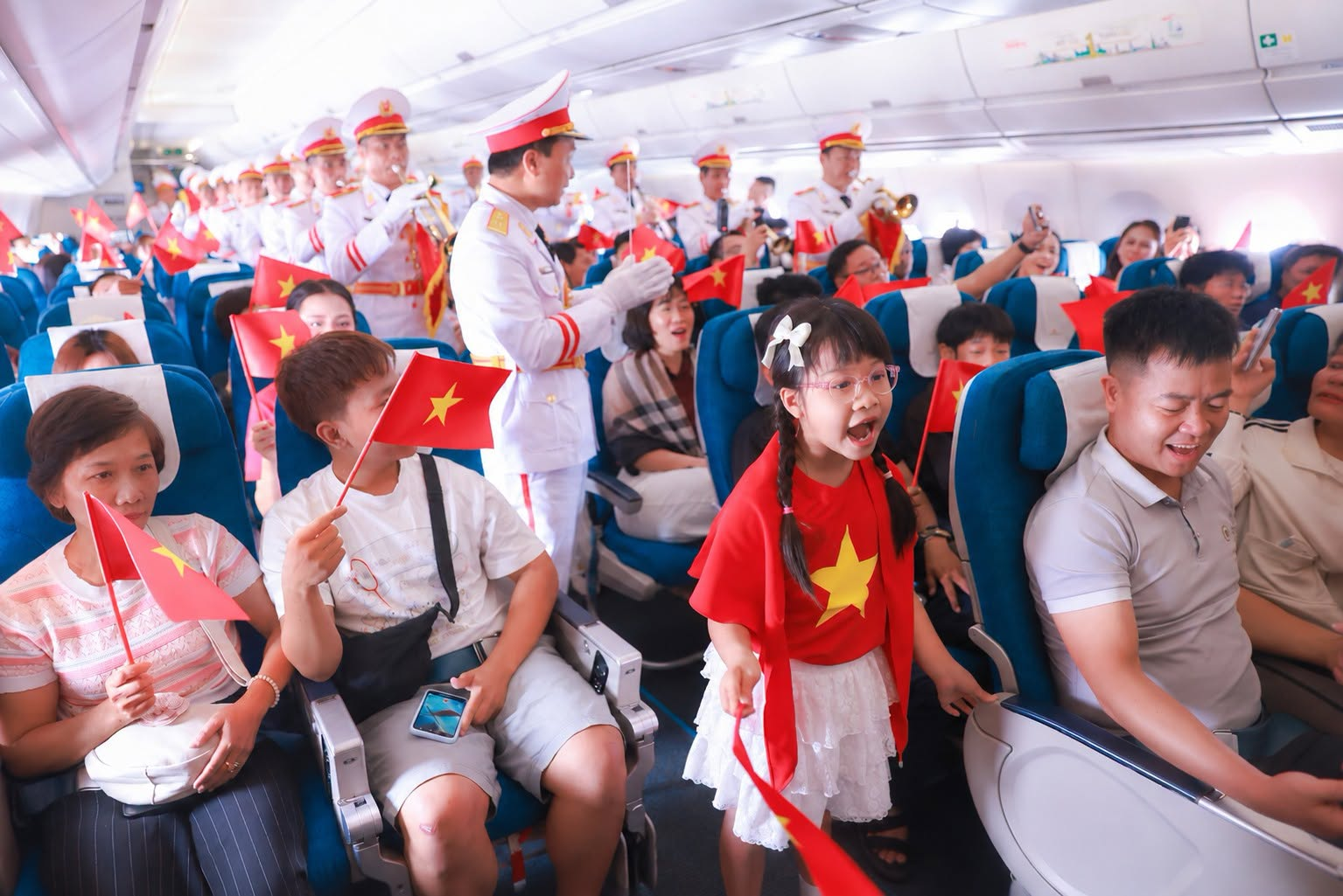 S&aacute;ng nay - 1/9, một m&aacute;y bay của Vietnam Airlines thực hiện nhiệm vụ đặc biệt  - Ảnh 5.