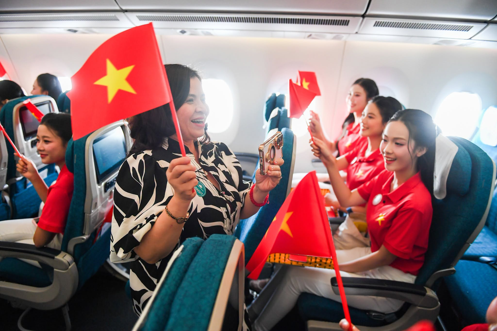 S&aacute;ng nay - 1/9, một m&aacute;y bay của Vietnam Airlines thực hiện nhiệm vụ đặc biệt  - Ảnh 6.