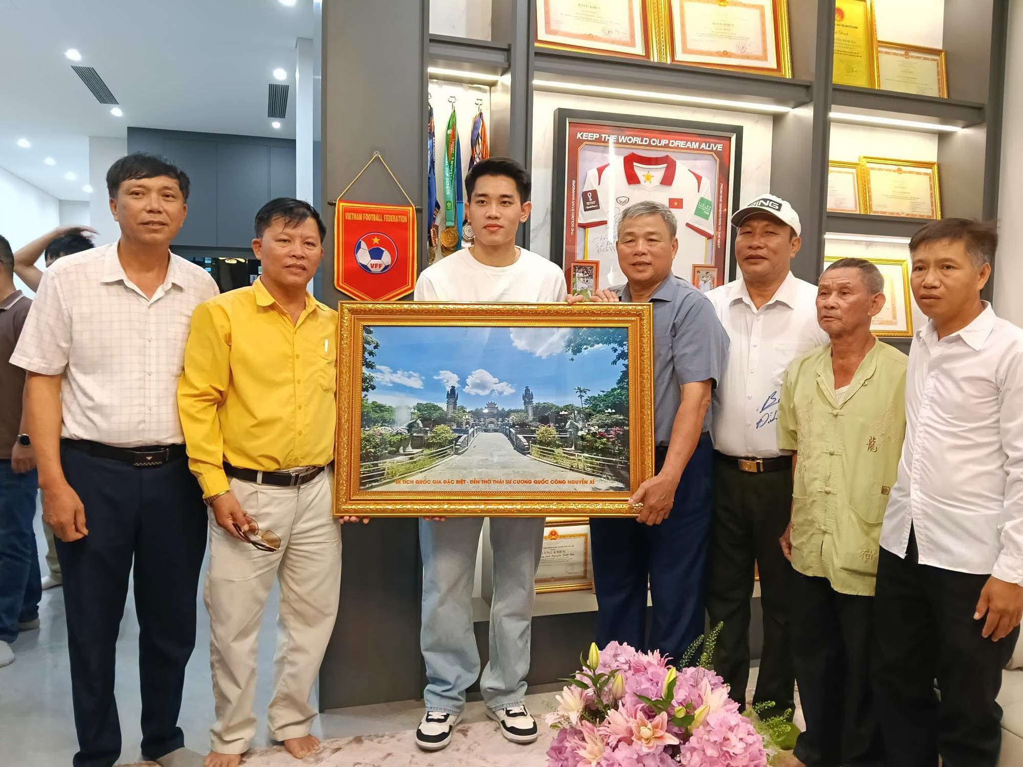 M&oacute;n qu&agrave; t&acirc;n gia đặc biệt của Đ&igrave;nh Bắc - Ảnh 1.