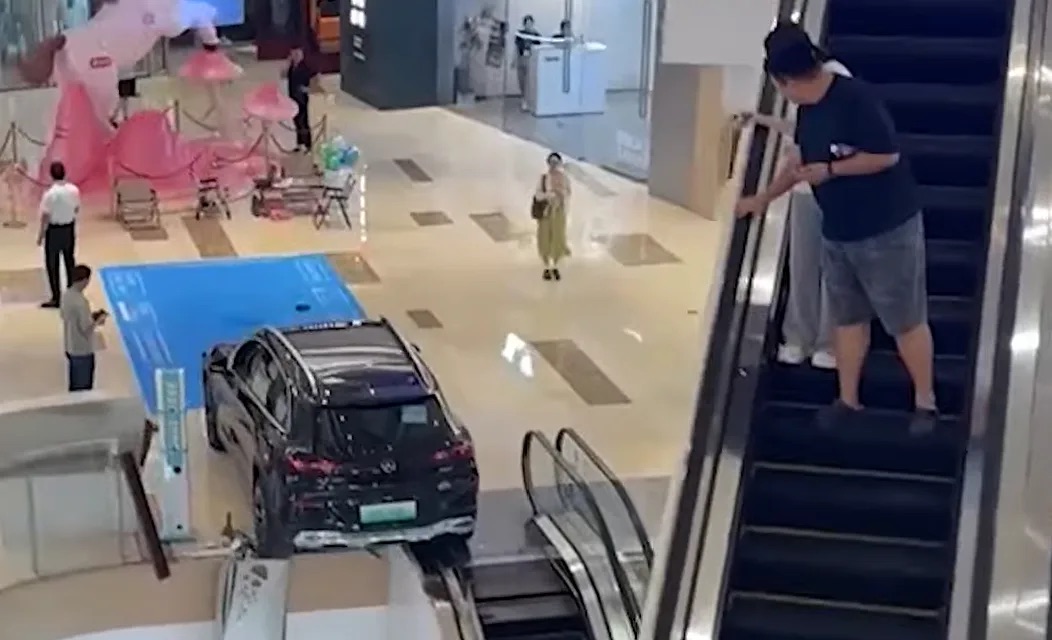 Nhầm ch&acirc;n ga, chiếc Mercedes lao xuy&ecirc;n lan can trung t&acirc;m thương mại, su&yacute;t rơi xuống tầng dưới- Ảnh 2.