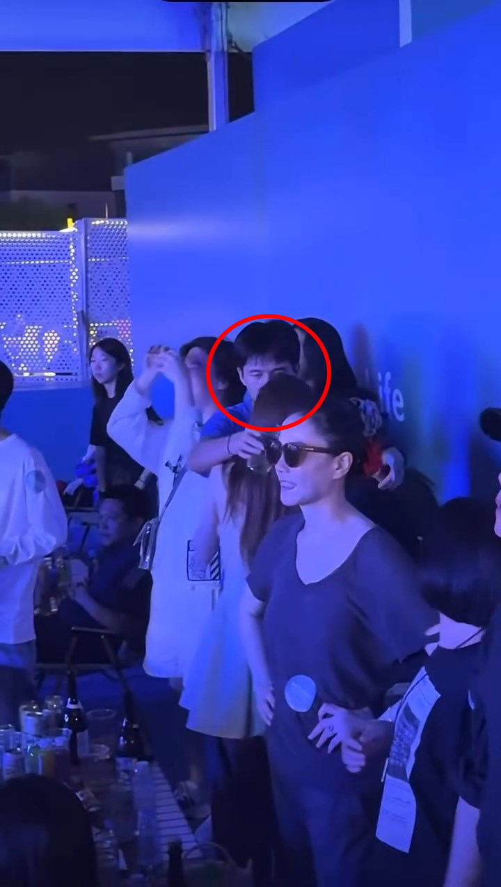 Ph&aacute;t hiện Chị Đẹp 9X v&agrave; con g&aacute;i Diva h&agrave;ng đầu showbiz hẹn h&ograve; ở đại nhạc hội- Ảnh 2.