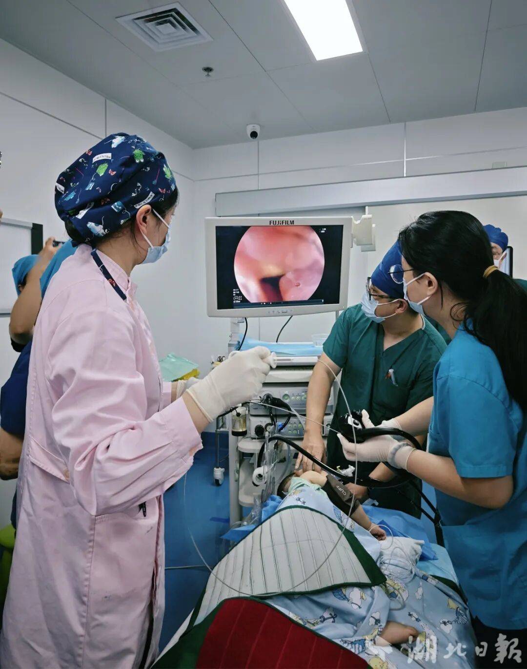 Con bị khò khè suốt 1 năm, bố mẹ đưa đi khám mới tá hỏa khi biết nguyên nhân - Ảnh 1.