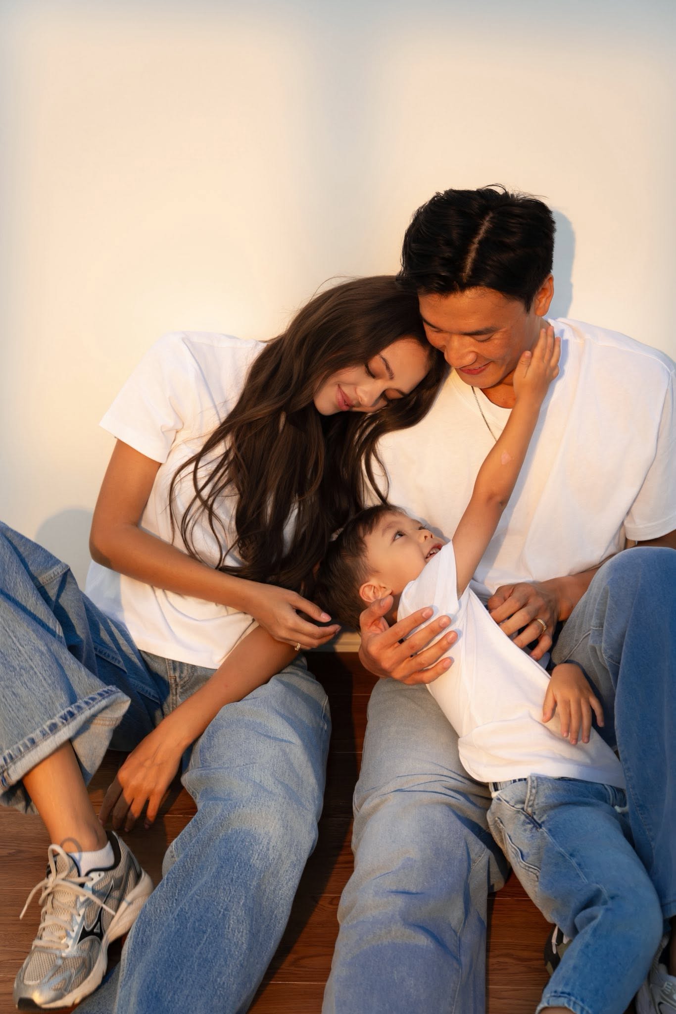 B&ugrave;i Tiến Dũng tiễn vợ mẫu t&acirc;y v&agrave; con trai về nh&agrave; ngoại, nhan sắc mẹ vợ trẻ đẹp g&acirc;y ch&uacute;  &yacute; - Ảnh 3.