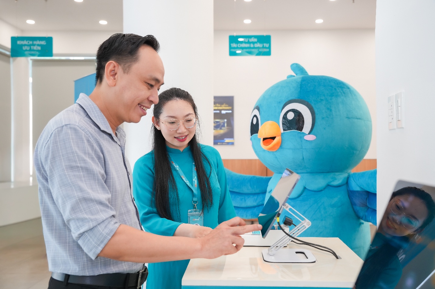 Self-Service kết hợp tư vấn chủ động: Trải nghiệm mới tại quầy ABBank- Ảnh 2.
