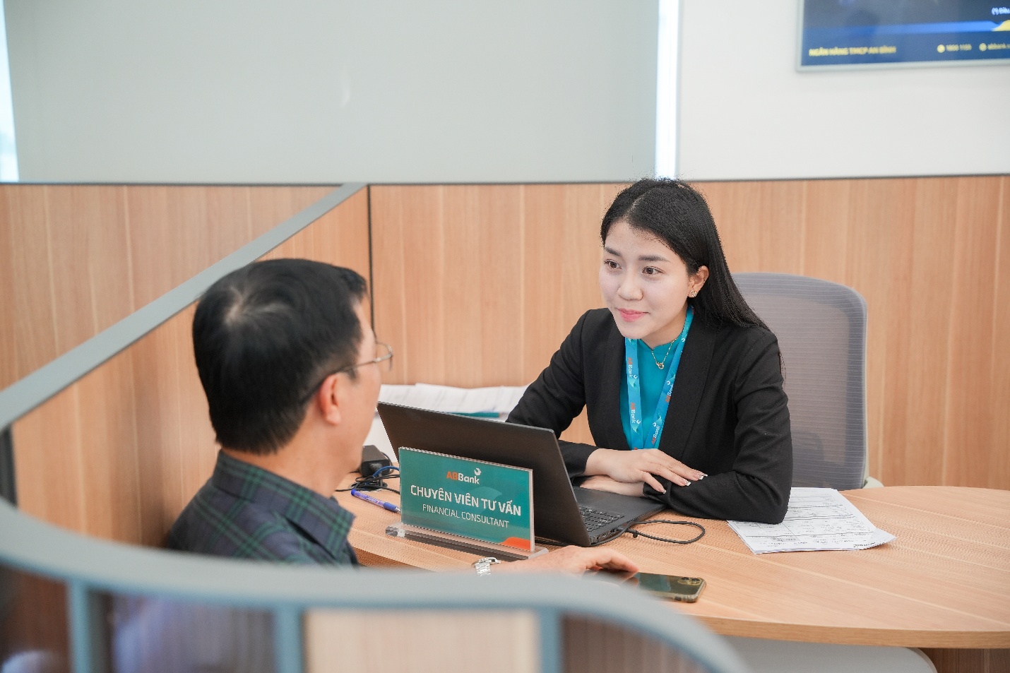 Self-Service kết hợp tư vấn chủ động: Trải nghiệm mới tại quầy ABBank- Ảnh 3.