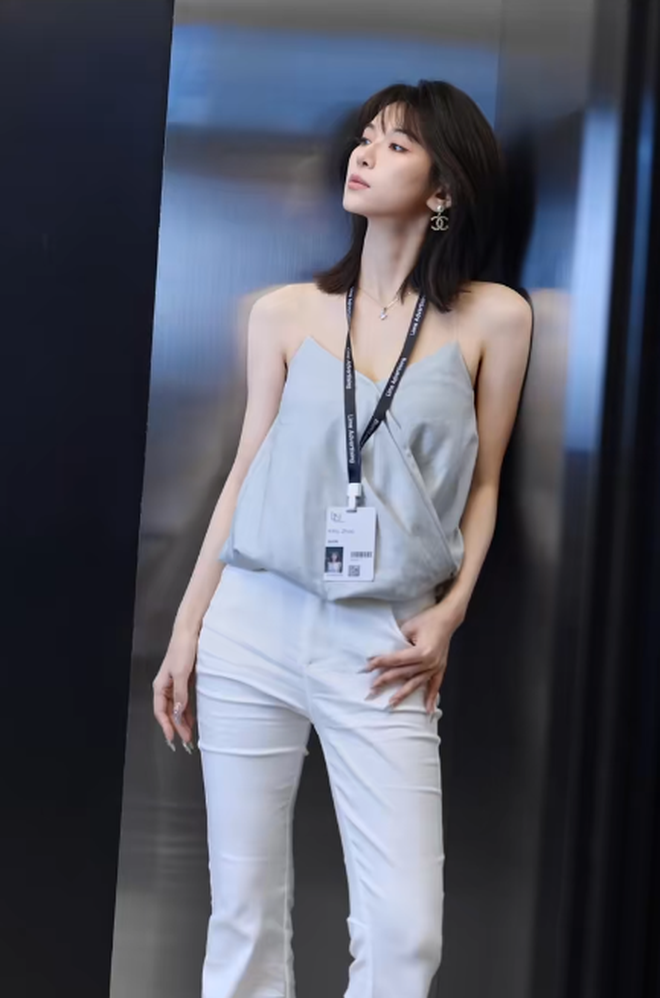 Phản diện Đầu Xu&acirc;n Tươi S&aacute;ng: Gương mặt đẹp như đồ họa, diện đồ c&ocirc;ng sở cuốn kh&ocirc;ng rời mắt- Ảnh 3.