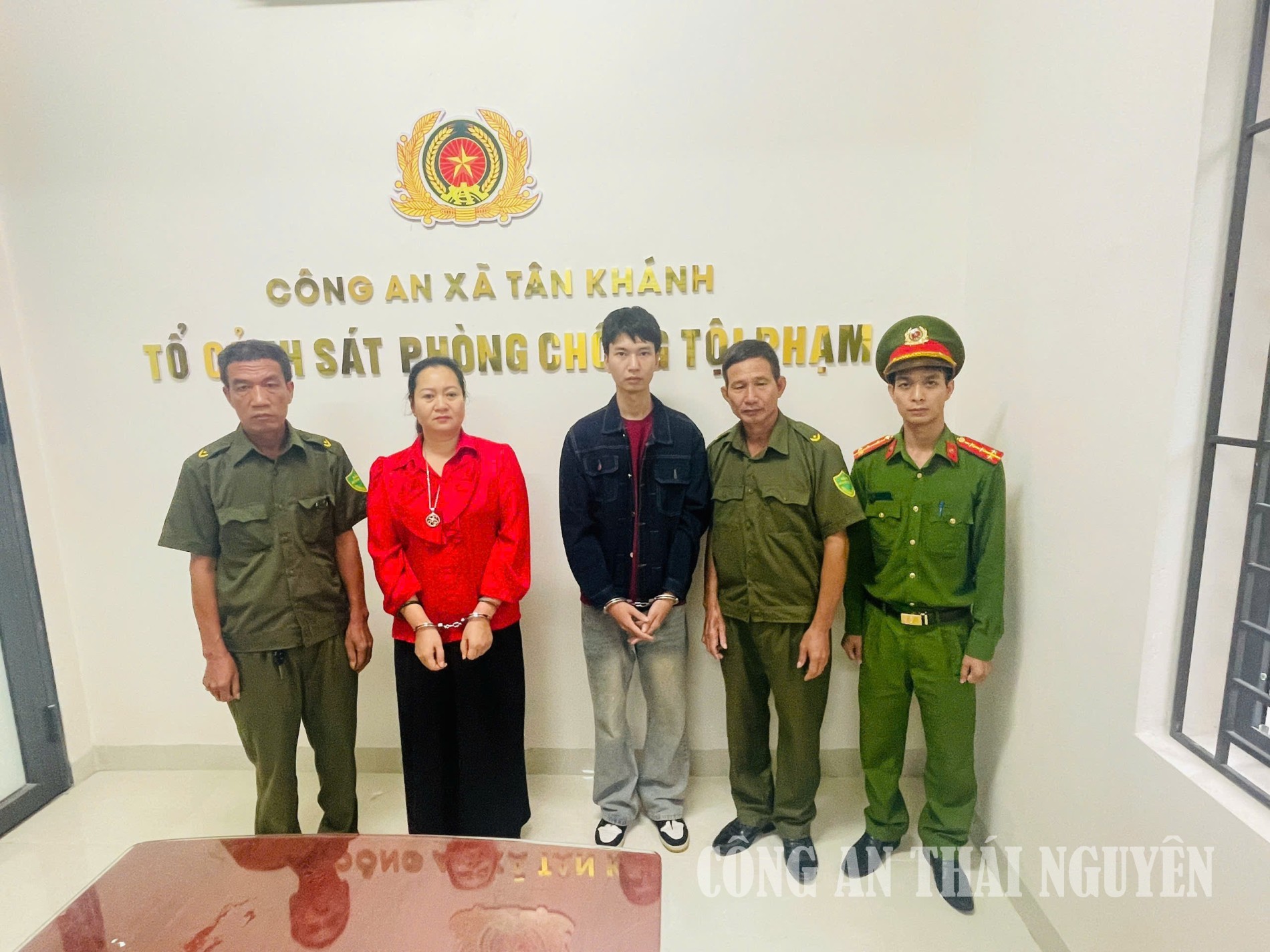 Thi hành lệnh bắt tạm giam mẹ con Nguyễn Thị Thuấn SN 1978- Ảnh 1.
