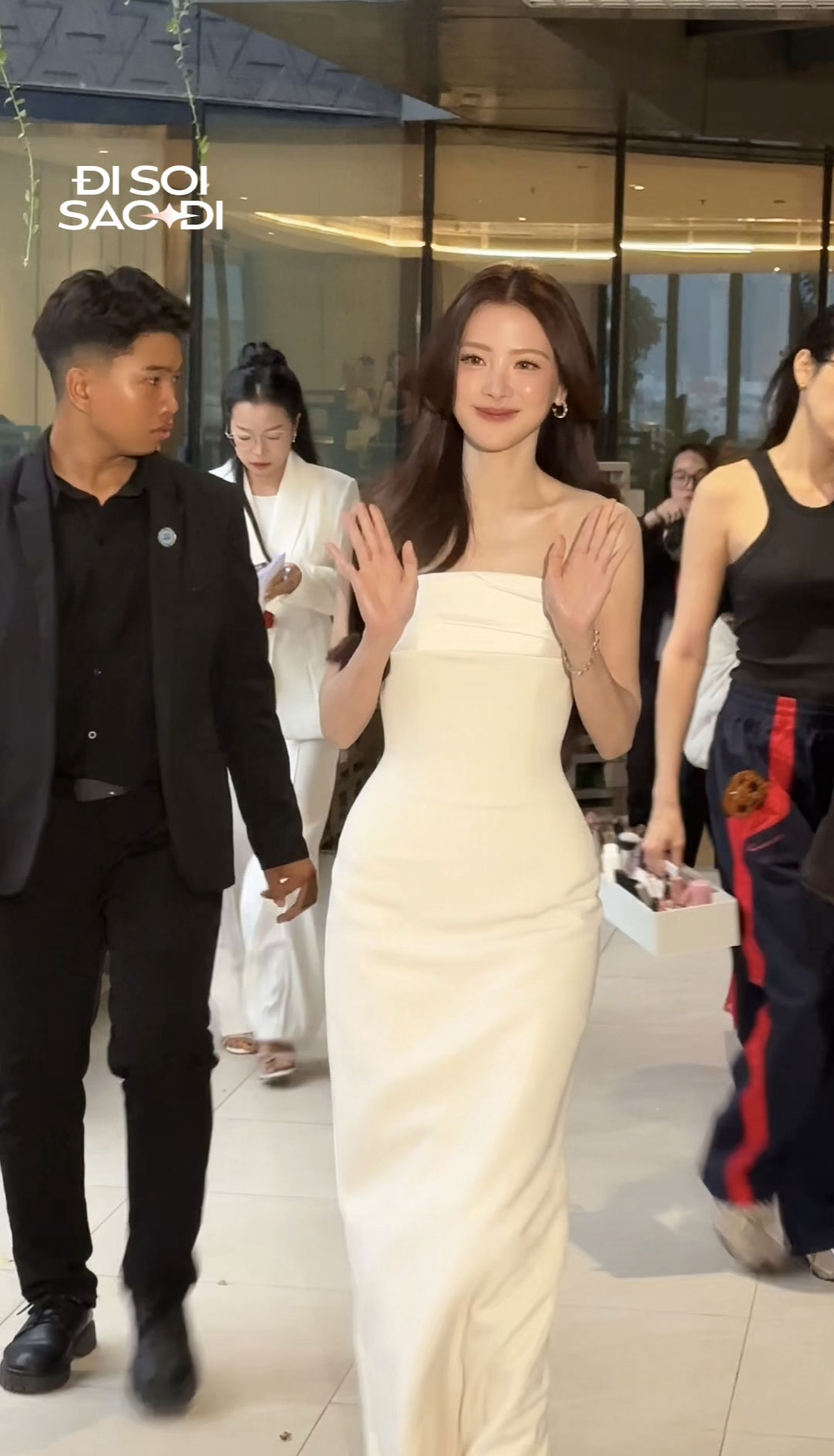 Sốc visual l&agrave; đ&acirc;y: Baifern Pimchanok như nữ thần ở sự kiện TP. HCM, nữ diễn vi&ecirc;n Việt ngỡ ng&agrave;ng kh&ocirc;ng n&oacute;i n&ecirc;n lời!- Ảnh 2.