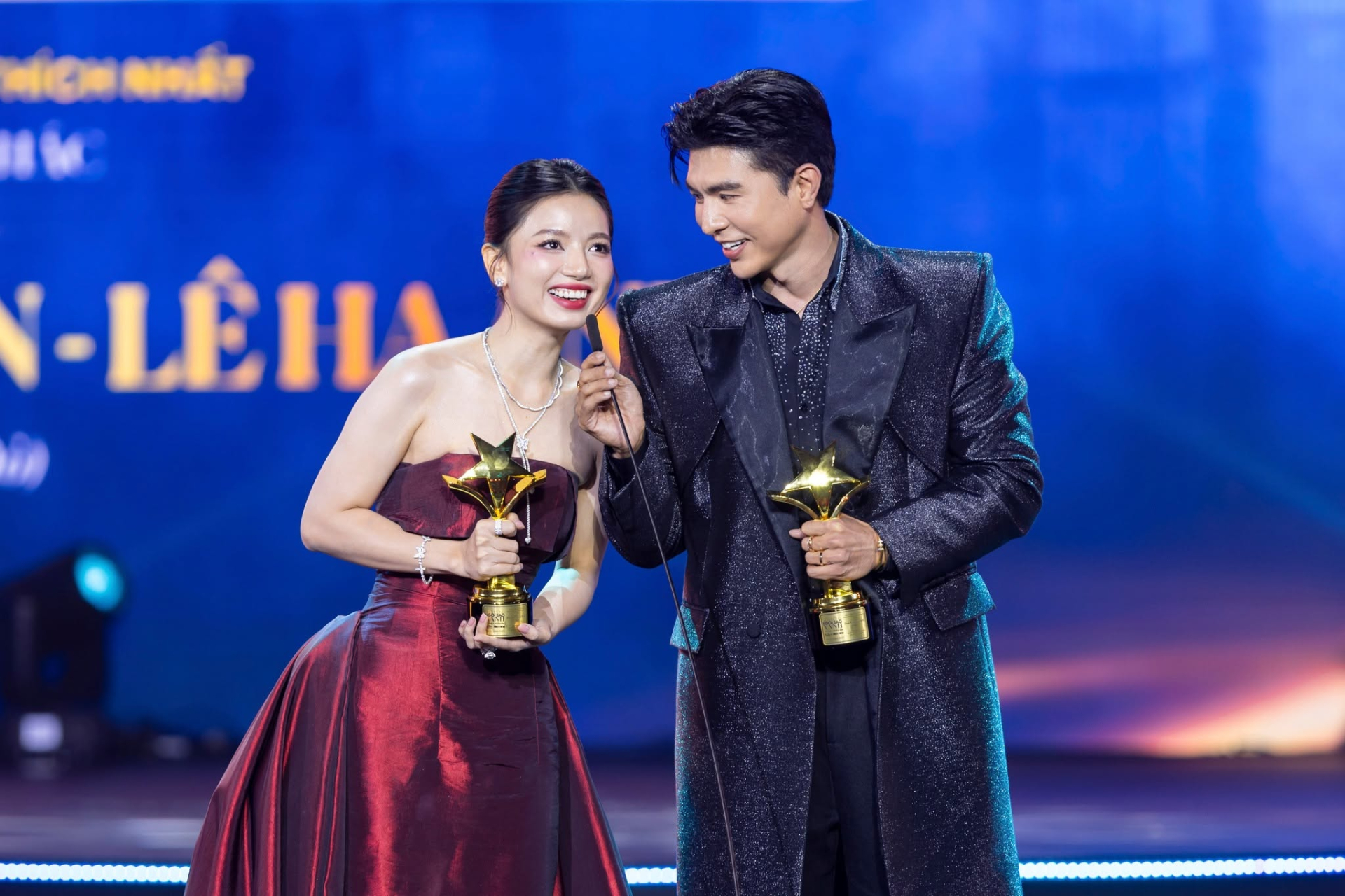 Ph&aacute;t hiện Steven Nguyễn mắt d&aacute;n chặt v&agrave;o 1 mỹ nh&acirc;n, miệng khen qu&aacute; đẹp: Netizen quả quyết &ldquo;y&ecirc;u từ phim ra đời&rdquo;- Ảnh 6.