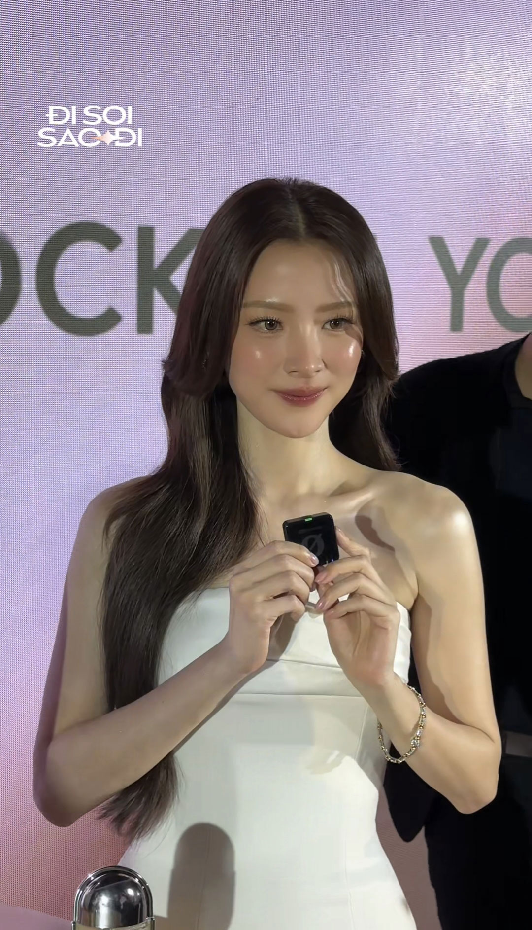 Sốc visual l&agrave; đ&acirc;y: Baifern Pimchanok như nữ thần ở sự kiện TP. HCM, nữ diễn vi&ecirc;n Việt ngỡ ng&agrave;ng kh&ocirc;ng n&oacute;i n&ecirc;n lời!- Ảnh 4.