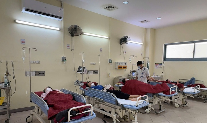 Huế tạm ngưng bếp ăn tập thể ở c&ocirc;ng ty dệt may, số ca nghi ngộ độc vẫn tăng- Ảnh 1.