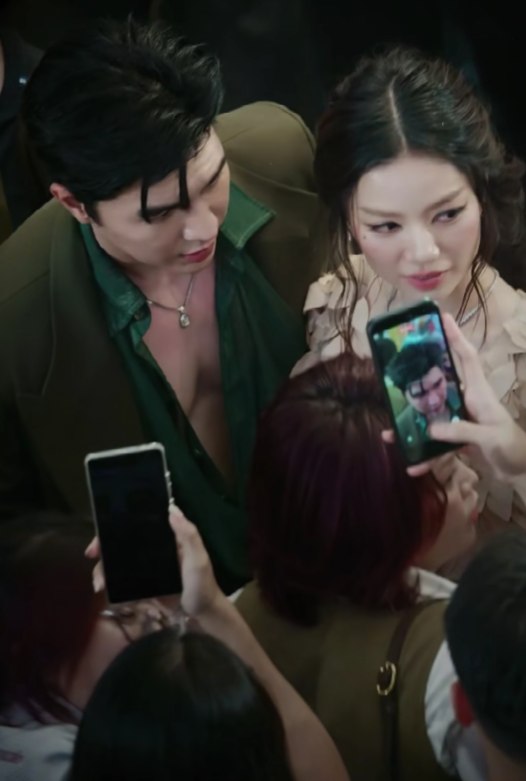 Ph&aacute;t hiện Steven Nguyễn mắt d&aacute;n chặt v&agrave;o 1 mỹ nh&acirc;n, miệng khen qu&aacute; đẹp: Netizen quả quyết &ldquo;y&ecirc;u từ phim ra đời&rdquo;- Ảnh 8.