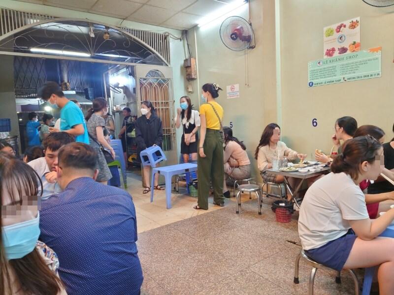 Nữ diễn vi&ecirc;n đ&igrave;nh đ&aacute;m đi b&aacute;n ốc ở đường Nguyễn Bỉnh Khi&ecirc;m, TP.HCM- Ảnh 3.