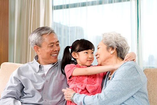6 dấu hiệu cho thấy một đứa trẻ được &ocirc;ng b&agrave; y&ecirc;u thương v&agrave; chăm s&oacute;c đ&uacute;ng c&aacute;ch - Ảnh 1.