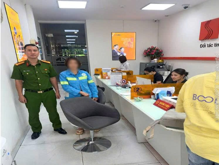 Đ&atilde; chuyển khoản 60 triệu đồng cho lừa đảo, người phụ nữ ở H&agrave; Nội vẫn muốn r&uacute;t 3 sổ tiết kiệm để chuyển th&ecirc;m- Ảnh 1.