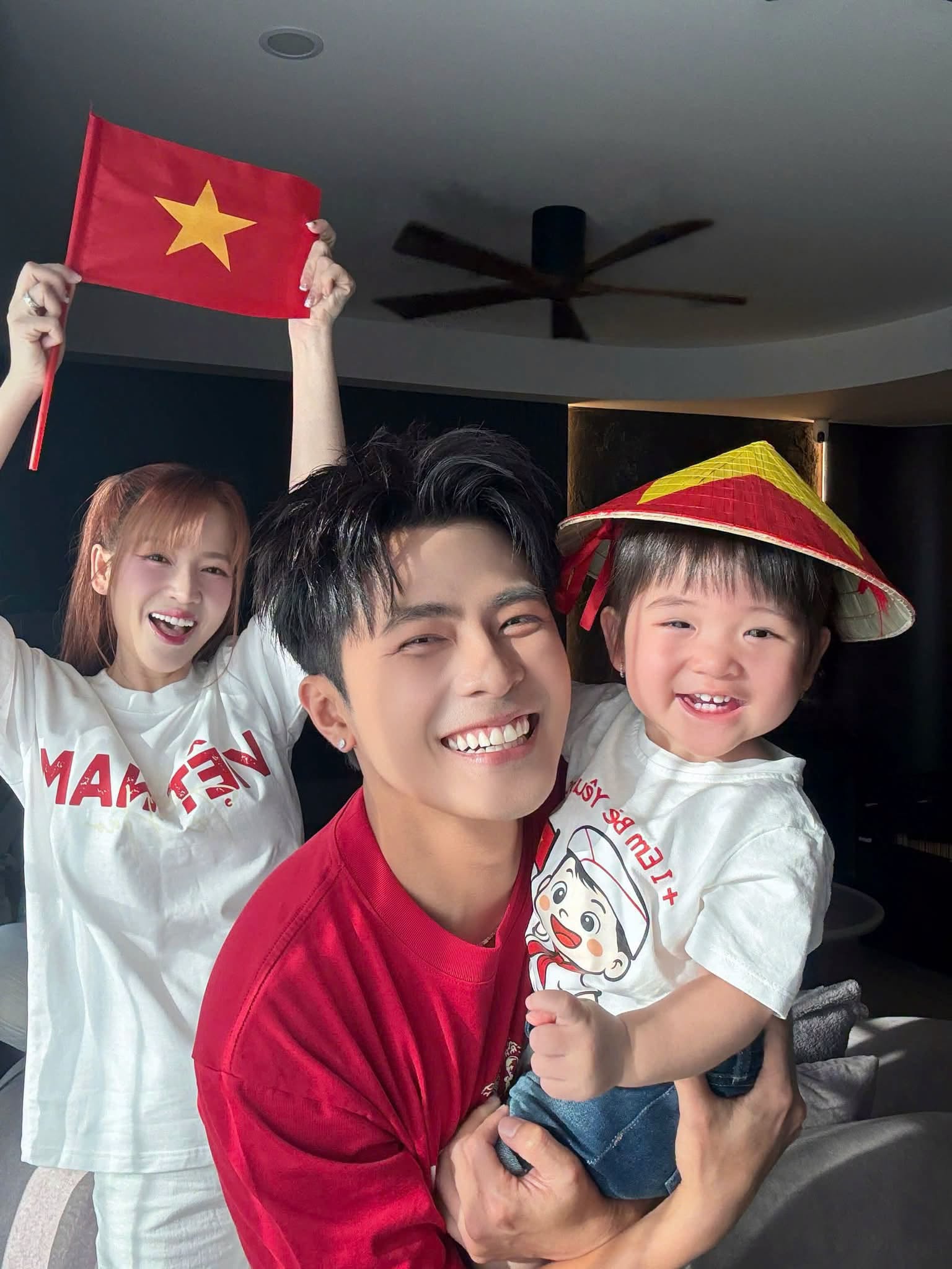 Việt Nam c&oacute; ca sĩ &ldquo;bố bỉm sữa" vợ đẹp con ngoan vạn người m&ecirc;, vừa xuất hiện diện mạo cực kh&aacute;c lạ- Ảnh 9.