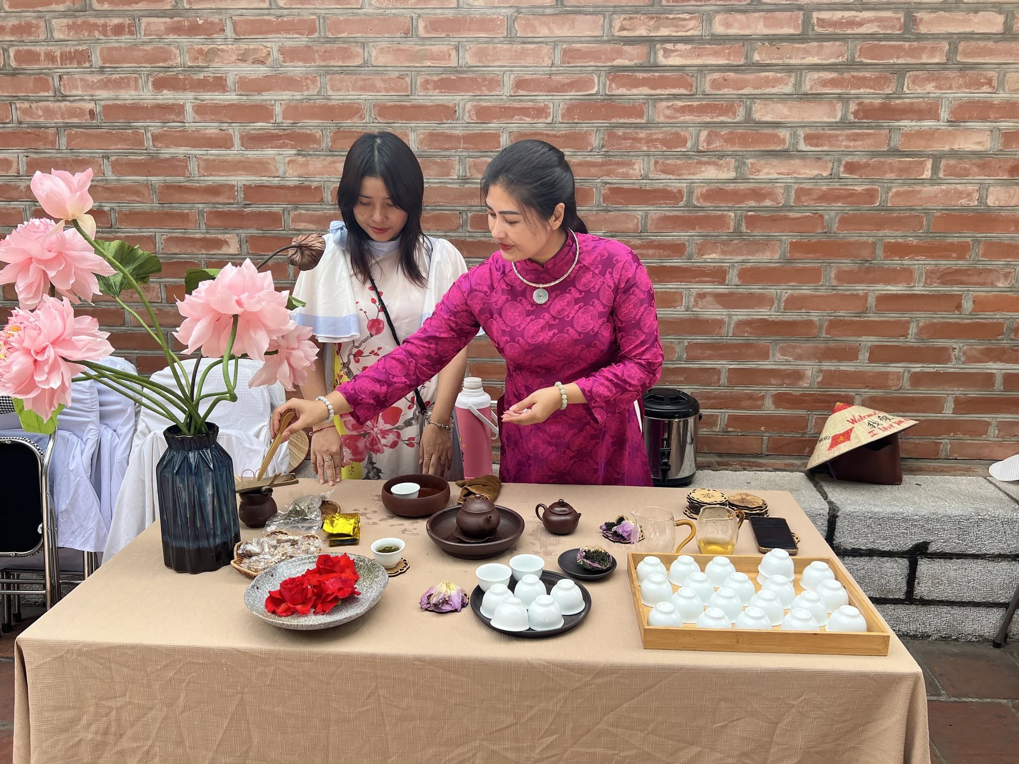 Một H&agrave; Nội kh&aacute;c đang hiện diện ở Văn Miếu - Quốc Tử Gi&aacute;m: Từ t&agrave; &aacute;o d&agrave;i đến 36 phố phường v&agrave; những nghề xưa - Ảnh 1.
