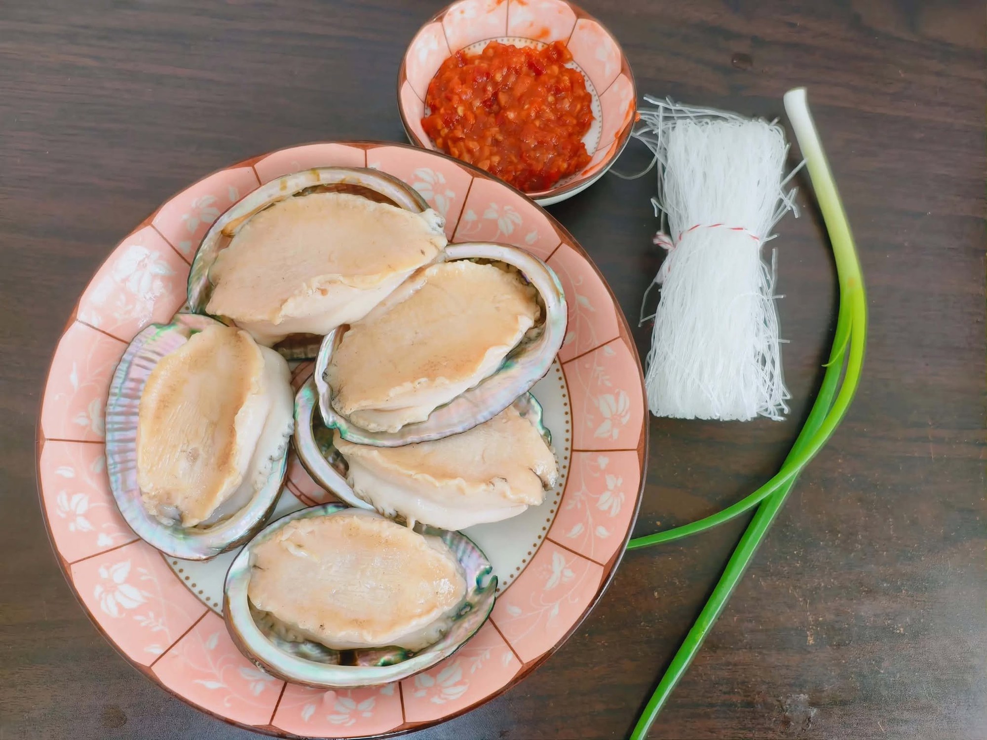 Kh&ocirc;ng phải c&aacute; vược hay c&aacute; thu, đ&acirc;y mới l&agrave; loại hải sản bổ dưỡng n&ecirc;n ăn v&agrave;o m&ugrave;a thu: C&ocirc;ng thức nấu dễ nhất- Ảnh 2.