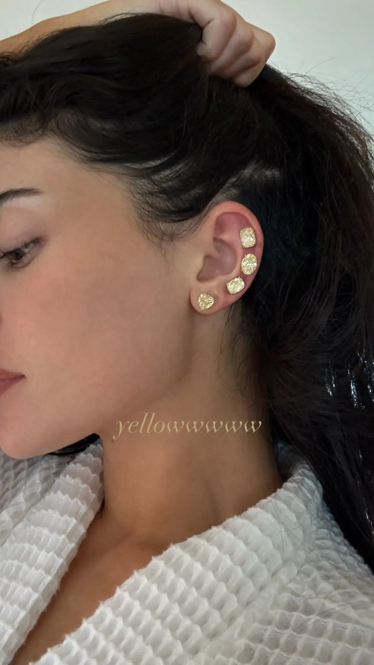 Kylie Jenner "d&aacute;t v&agrave;ng" lỗ tai với 26 tỷ kim cương- Ảnh 1.