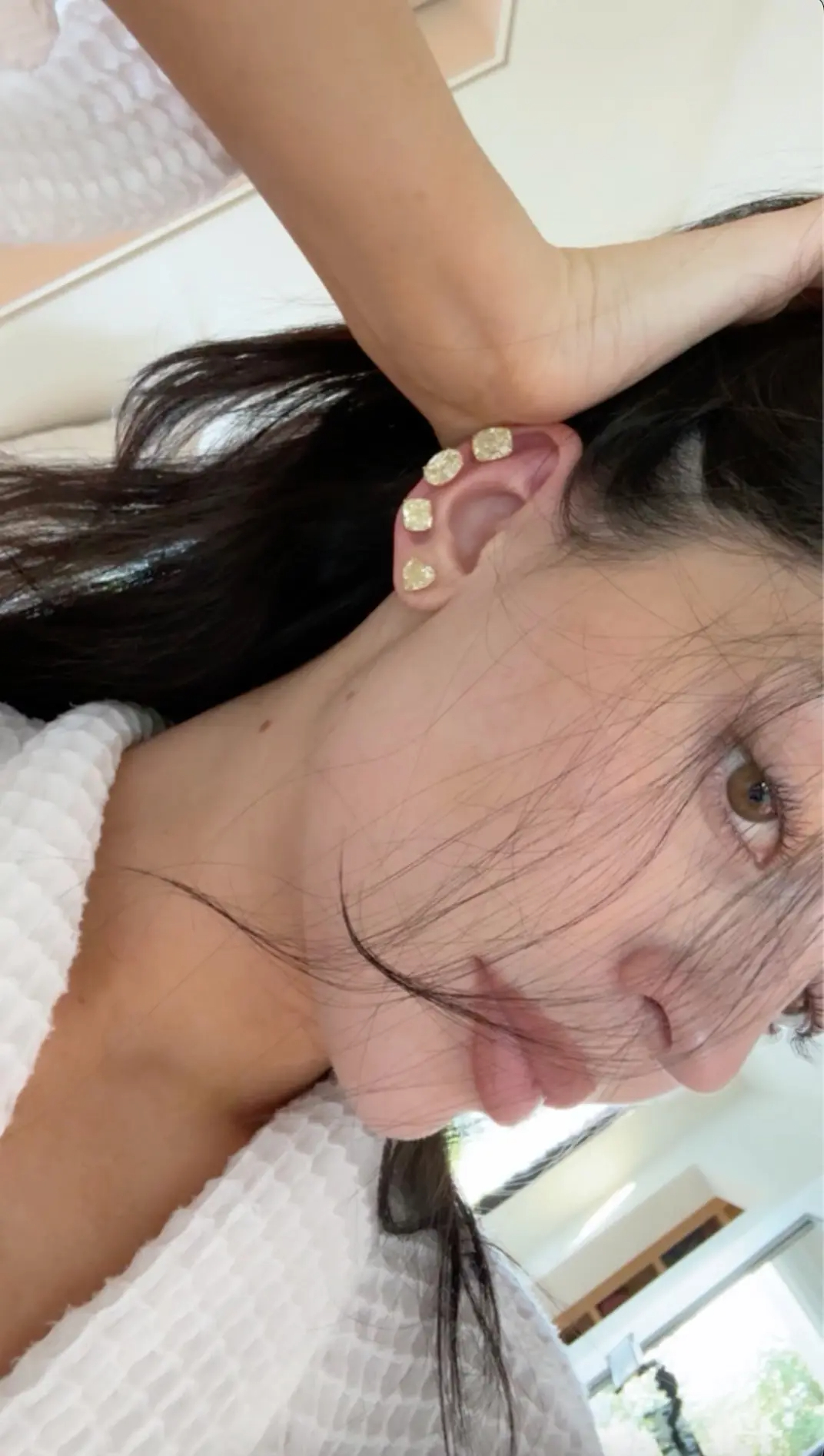 Kylie Jenner "d&aacute;t v&agrave;ng" lỗ tai với 26 tỷ kim cương- Ảnh 2.