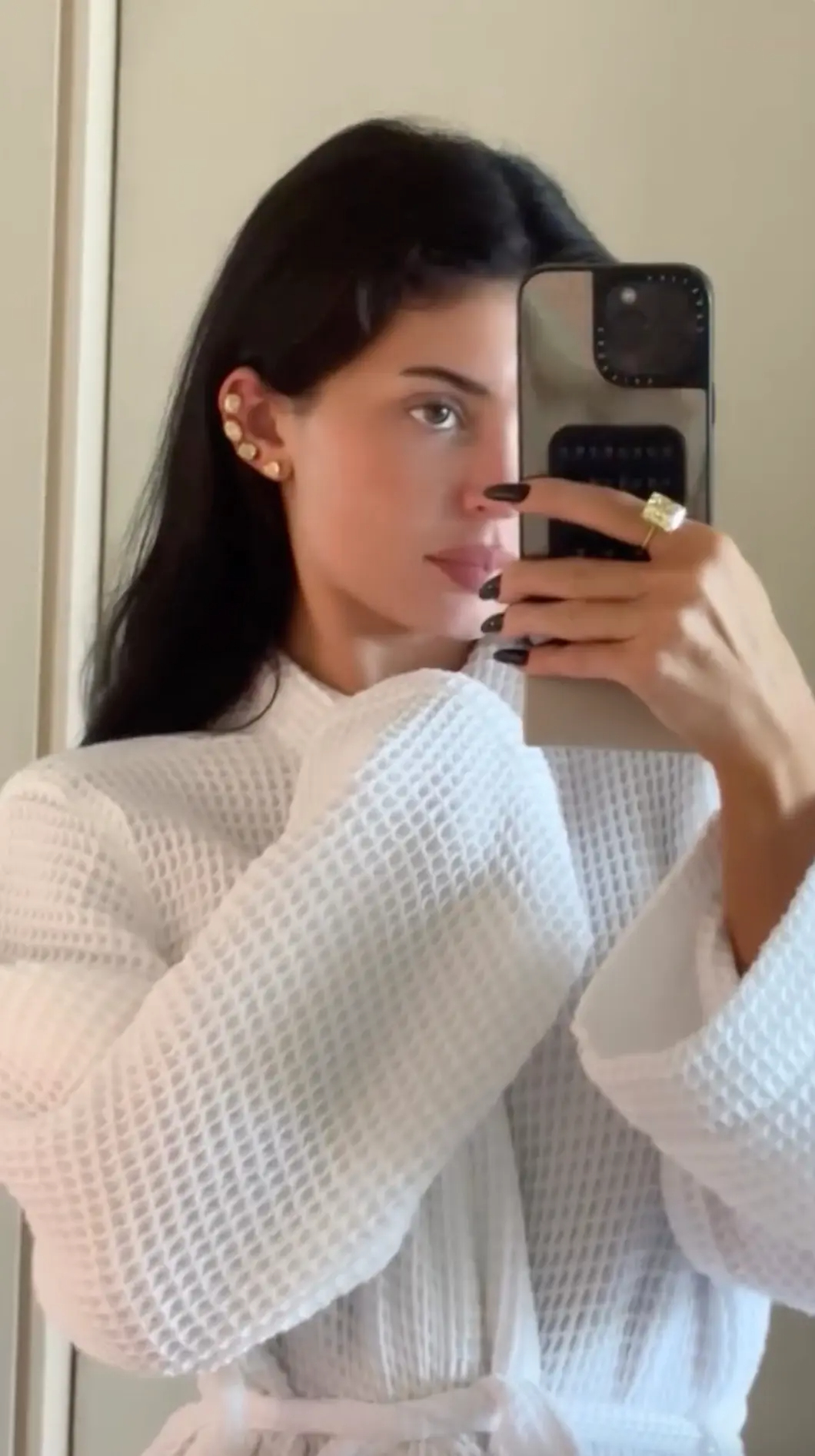 Kylie Jenner "d&aacute;t v&agrave;ng" lỗ tai với 26 tỷ kim cương- Ảnh 3.