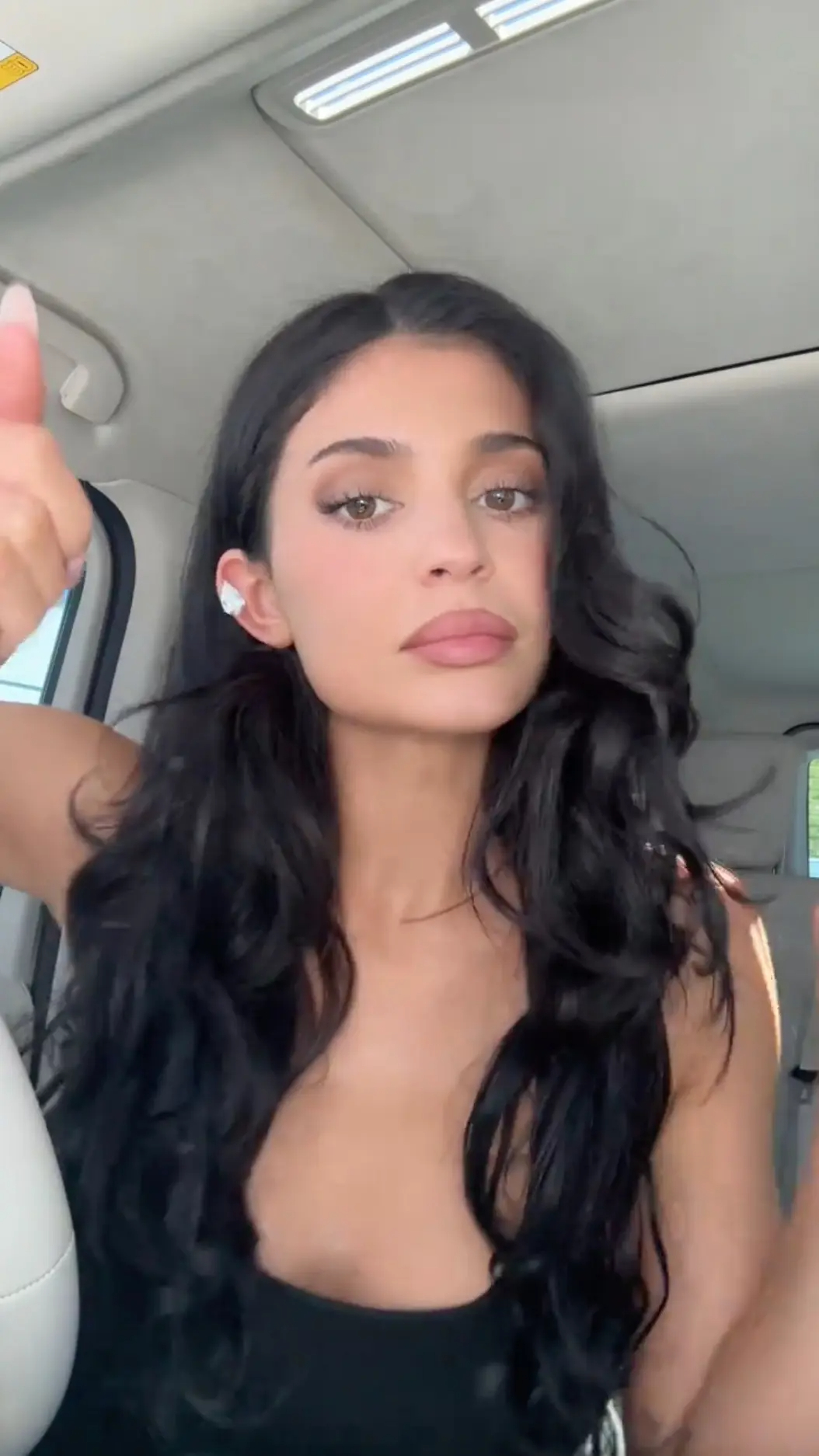 Kylie Jenner "d&aacute;t v&agrave;ng" lỗ tai với 26 tỷ kim cương- Ảnh 4.