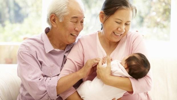 6 dấu hiệu cho thấy một đứa trẻ được &ocirc;ng b&agrave; y&ecirc;u thương v&agrave; chăm s&oacute;c đ&uacute;ng c&aacute;ch - Ảnh 2.